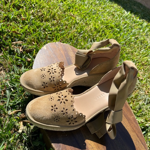 Veronica Beard Soleil Lace-Up Suede Espadrille
Sandals, size 6.5 women - Picture 6 of 14